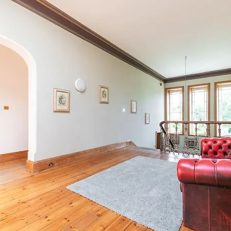 Montebello House Апартаменты