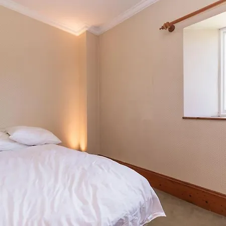 Апартаменты Montebello House *